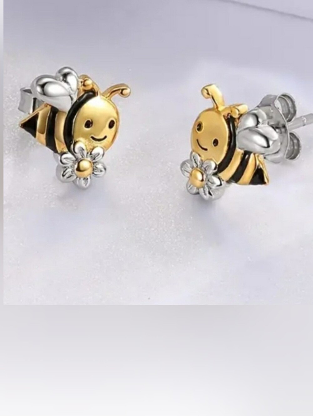 NEW Bee and Daisy Flower Stud Earrings
